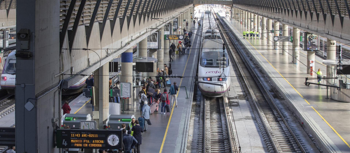 Pasajeros en la estación de Santa Justa.