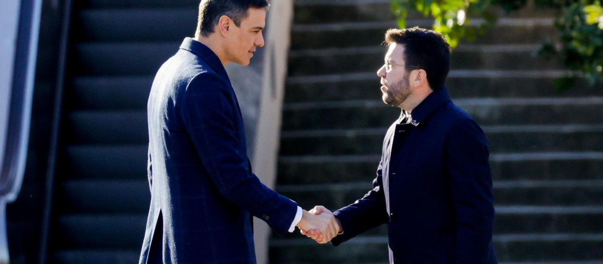 El presidente de la Generalitat, Pere Aragonés (d), recibe al presidente del Gobierno, Pedro Sánchez, al comienzo de la Cumbre Hispanofrancesa que se celebra, este jueves, en Barcelona. EFE/ Quique García