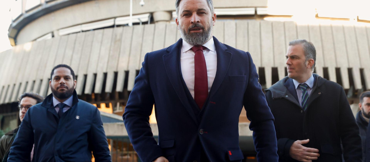 El presidente de Vox, Santiago Abascal (c), sale del Tribunal Constitucional acompañado por el secretario general del partido, Ignacio Garriga (i) y los diputados Javier Ortega Smith (d) y José María Figaredo (i, detrás), este jueves tras presentar un recurso sobre la ley que deroga la sedición y reforma el delito de malversación. EFE/ Mariscal