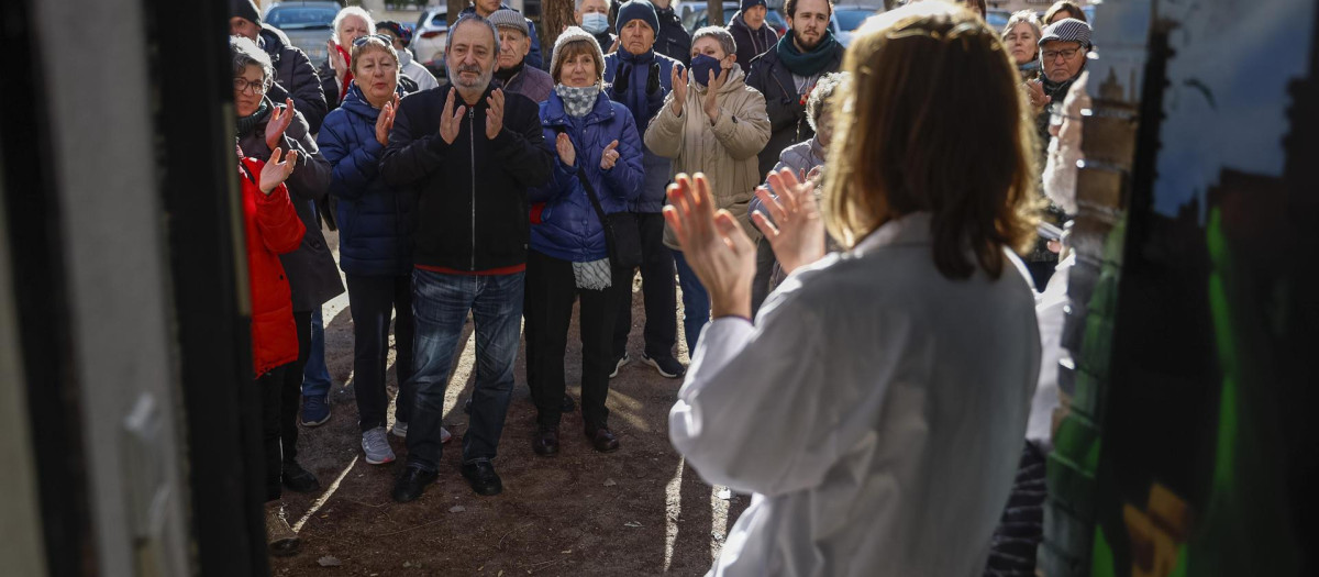 Los médicos de familia y pediatras comienzan un encierro indefinido este jueves en Madrid, para visibilizar la huelga que retomaron la semana pasada y tratar de concienciar a la población sobre la situación actual de la Atención Primaria por la que protestan ante el Gobierno de la Comunidad de Madrid. EFE/ Daniel Gonzalez