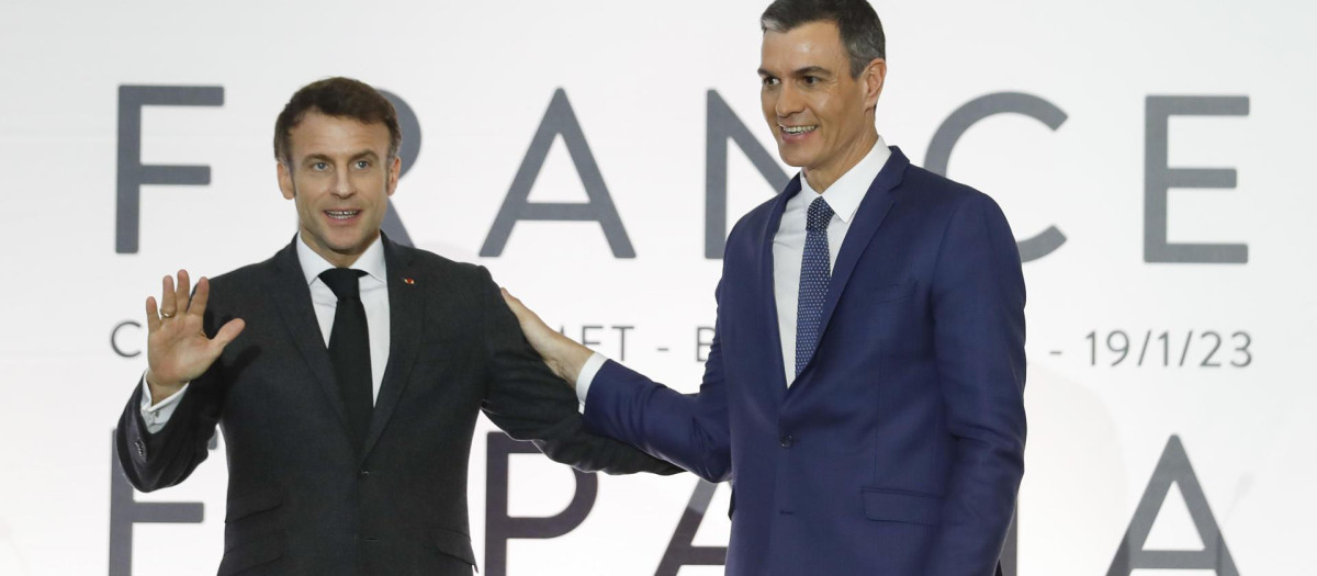 El presidente del Gobierno, Pedro Sánchez (d), y el presidente francés, Emmanuel Macron, durante la ceremonia de firma de acuerdos celebrada en el marco de la Cumbre Hispanofrancesa, este jueves, en Barcelona. EFE/Andreu Dalmau