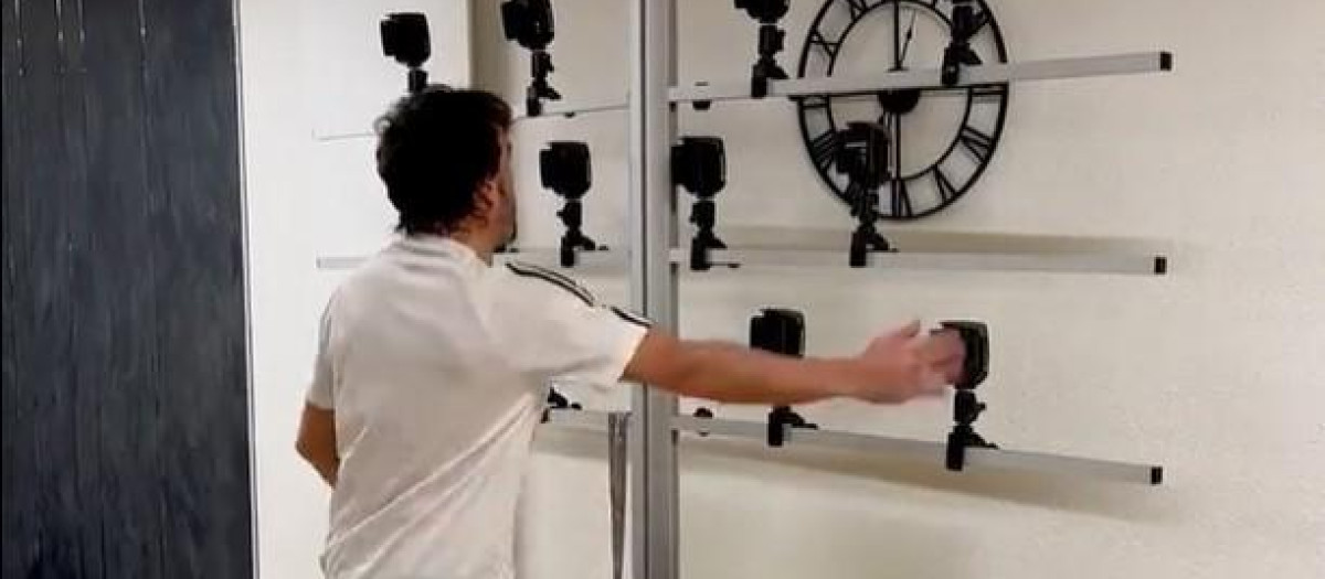 Fernando Alonso, en el momento en el que entrena los reflejos