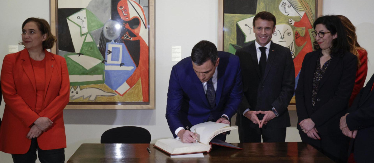 El presidente del Gobierno, Pedro Sánchez (c), y el presidente francés, Emmanuel Macron (3d), firman en el libro durante su visita a la exposición que el Museo Picasso de Barcelona dedica al marchante de arte Daniel Henry KAHNWEILER, al término de la Cumbre Hispanofrancesa, este jueves. EFE/Quique Garcia