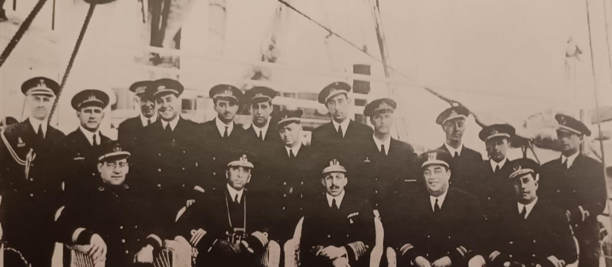 Alfonso XIII junto al comandante y los oficiales de Elcano