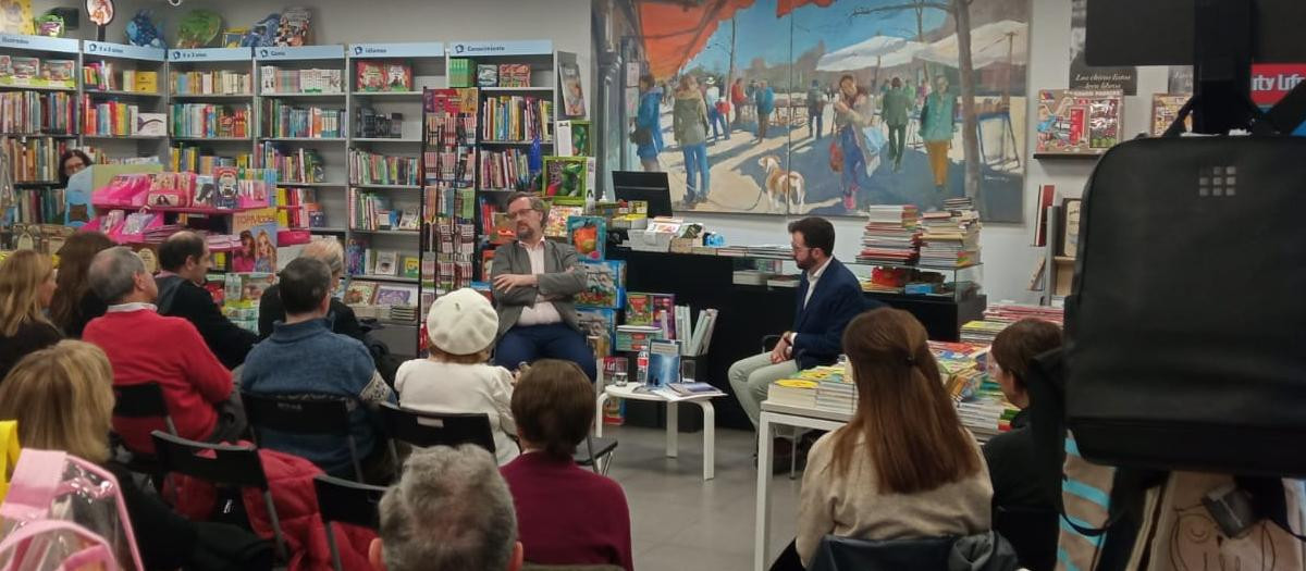 Antonio Barnés en la presentación de su nuevo libro en la librearía Troa-Neblí
