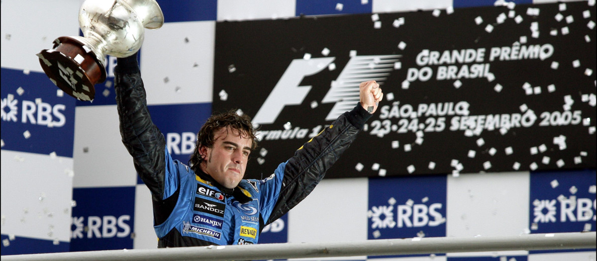 LOS PILOTOS DE FORMULA 1 FERNANDO ALONSO , DE LA ESCUDERIA RENAULT FORMULA TEAM , TERCER CLASIFICADO DURANTE EL GRAN PREMIO DE FORMULA 1 DE BRASIL 2005 EN INTERLAGOS , DONDE SE PROCLAMO CAMPEON DEL MUNDO 2005
Nebinger / Gromik / Cameleon / Abaca 84593 / © KORPA
25/09/2005
INTERLAGOS *** Local Caption *** 24 years old Spanish Formula 1 driver Fernando Alonso of Renault Team has been crowned in Interlagos, Brasil, Formula One race on September 25, 2005. Photo by Nebinger/Gromik/Cameleon/ABACAPRESS.COM 84593