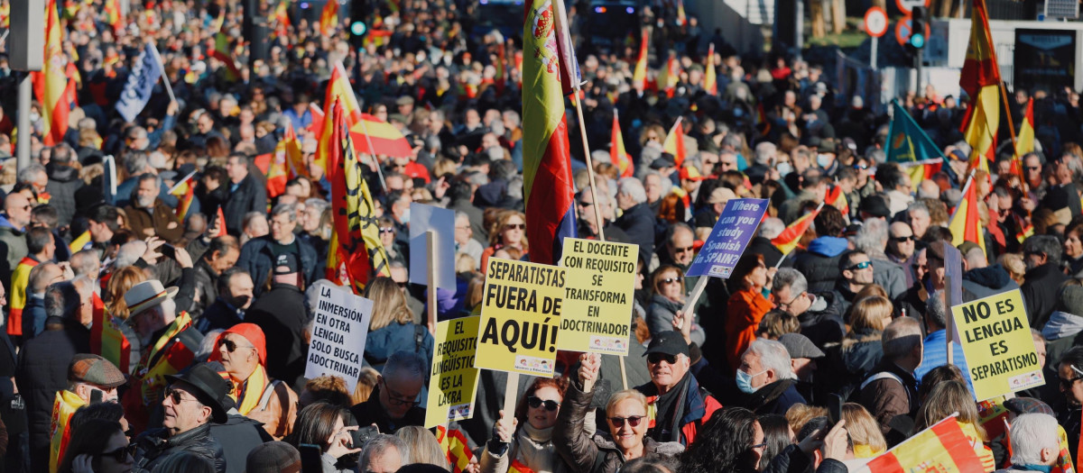 La plaza de Cibeles ha quedado pronto desbordada, los manifestantes se han mostrado contra multitud de políticas de Sánchez, como la lingüística o la educativa