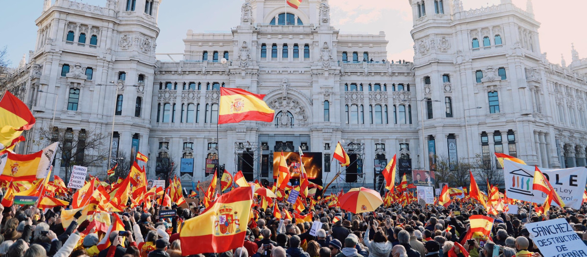 El palacio de Cibeles, testigos de la multitudinaria manifestación contra Sánchez