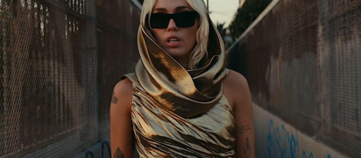 Miley Cyrus en el videoclip de 'Flowers'