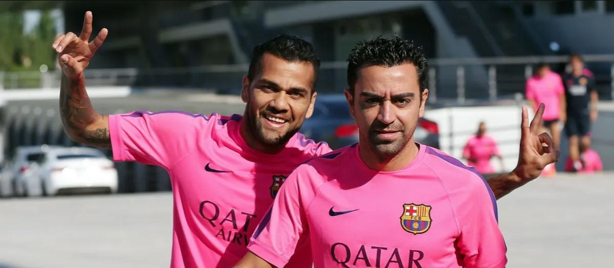 Xavi Hernández y Dani Alves en la etapa de ambos como jugadores del Barça