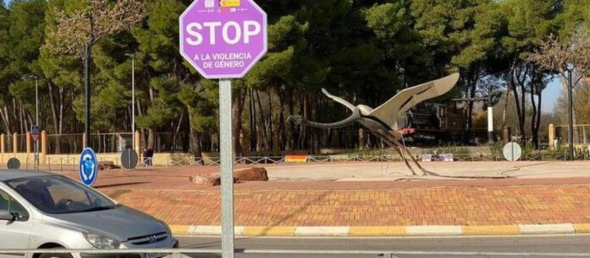 La forma y el mensaje copia una señal de STOP de la DGT
