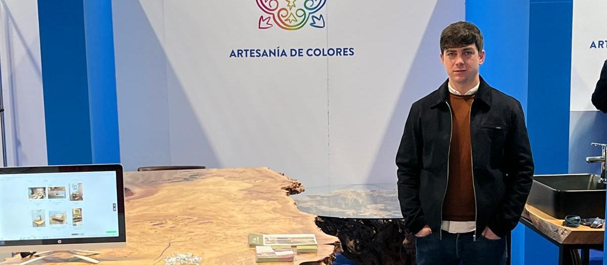 El artesano Benito Bravo en su stand de Fitur con algunas de sus piezas.