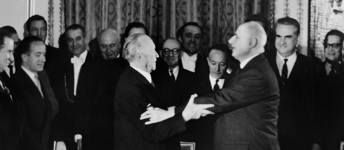 En esta foto de archivo tomada el 22 de enero de 1963, el presidente francés, el general Charles de Gaulle (der.), y el canciller alemán, Dr. Konrad Adenauer (izq.), se abrazan mientras celebran la ceremonia de firma del tratado germano-francés.