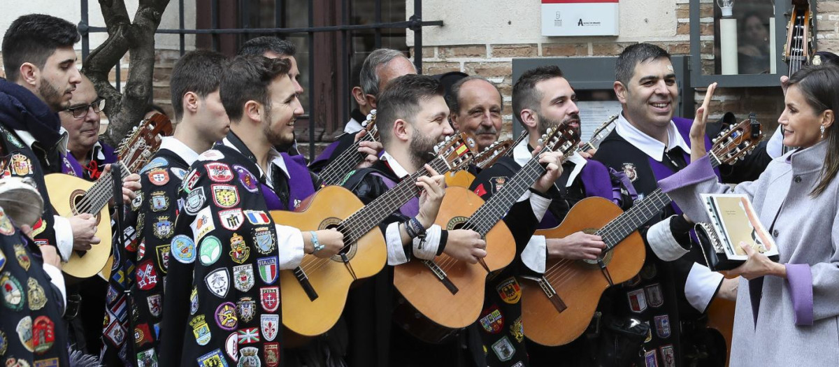 La tuna canta a la Reina Letizia en Alcalá de Henares