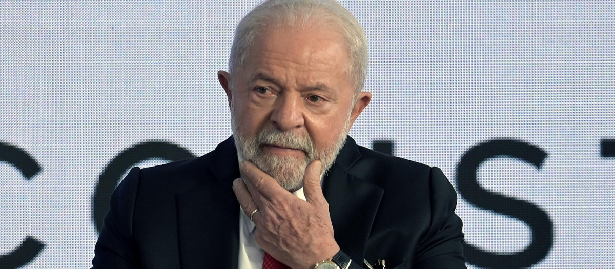 The president of Brazil, Luiz Inacio Lula da Silva, gestures during an event where he signed a bill recognising community health agents and agents fighting endemic diseases as health professionals, with regulated professions, at the Palacio do Planalto, in Brasilia, on January 20, 2023. (Photo by DOUGLAS MAGNO / AFP)