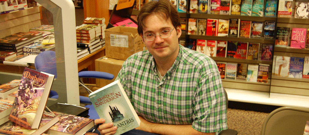 Brandon Sanderson en una firma de libros de Elantris
