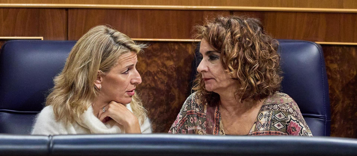 La vicepresidenta segunda y ministra de Trabajo y Economía Social, Yolanda Díaz (i) y la ministra de Hacienda, María Jesús Montero