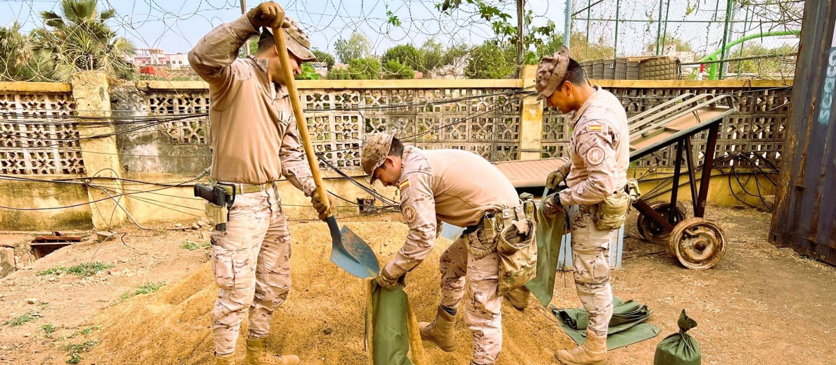 Los soldados españoles refuerzan los muros de la base militar de adiestramiento que tiene en la región de Koulikoro