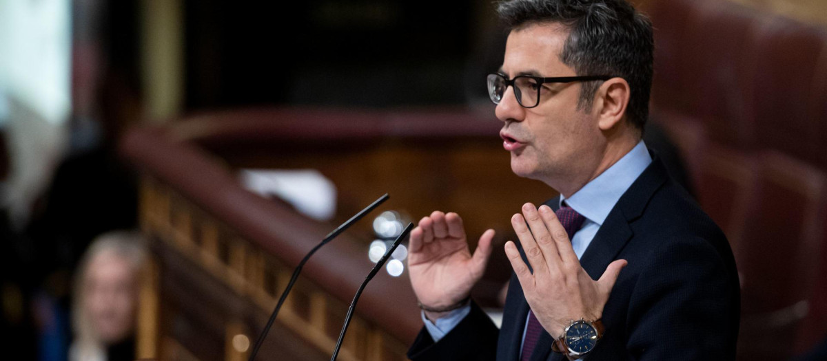 El ministro de Presidencia, Félix Bolaños, en el pleno del Congreso.