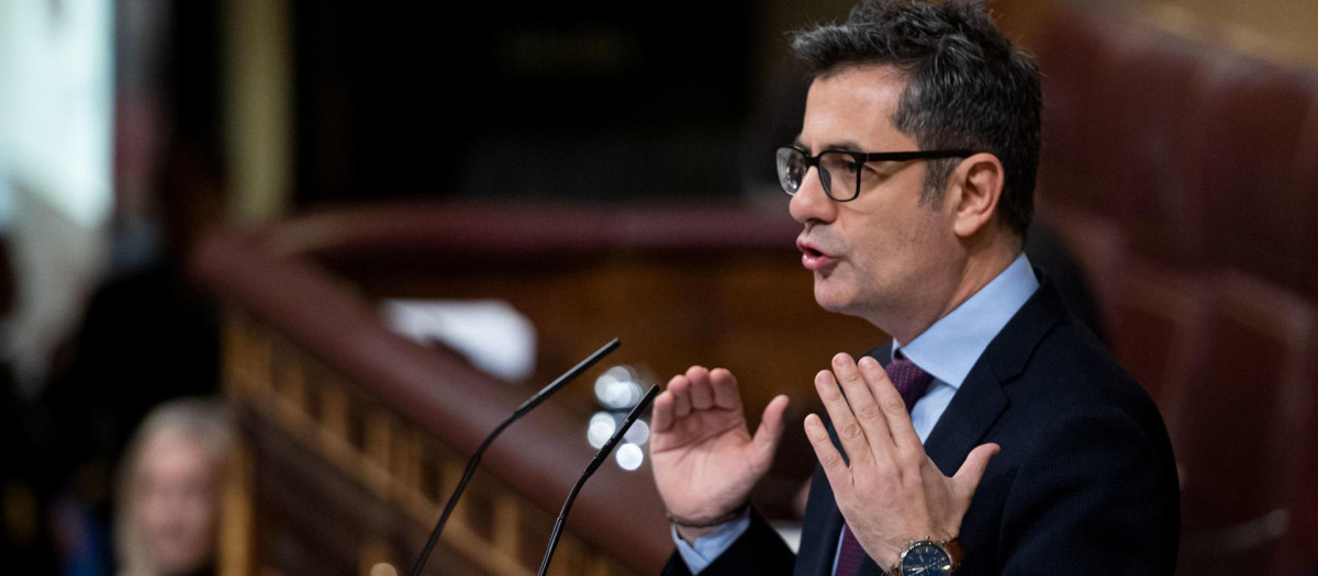 El ministro de Presidencia, Félix Bolaños, en el pleno del Congreso.