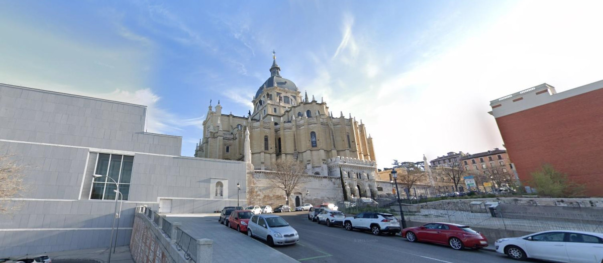 Vista de la catedral de la Almudena desde la Cuesta de la Vega