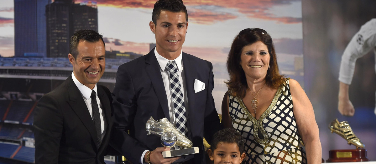 El futbolista Cristiano Ronaldo con su madre Dolores Aveiro y su hijo Cristiano JR junto a Jorge Mendes durante su homenaje por ser el máximo goleador de la historia del Real Madrid 02/10/2015