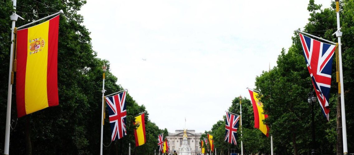 Banderas españolas y británicas ondean frente al Palacio de Buckingham antes de la visita de Estado española en 2017