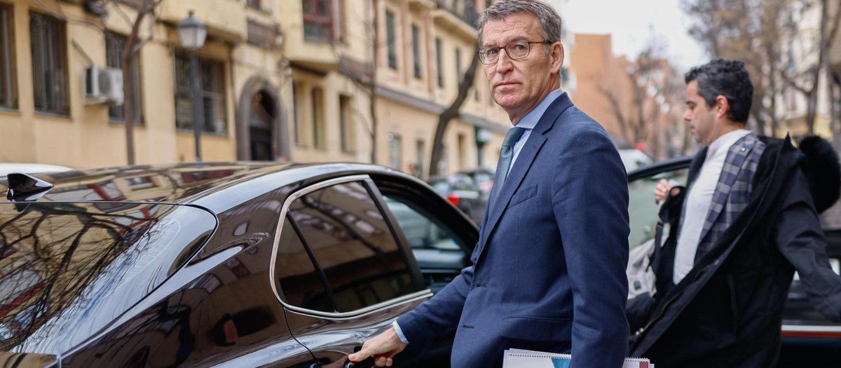 El presidente del Partido Popular, Alberto Núñez Feijóo, tras participar este martes, en el Comité Ejecutivo de la Red de Lucha contra La Pobreza y la Exclusión Social en el Estado Español (EAPN-ES) en Madrid. EFE/ Rodrigo Jiménez