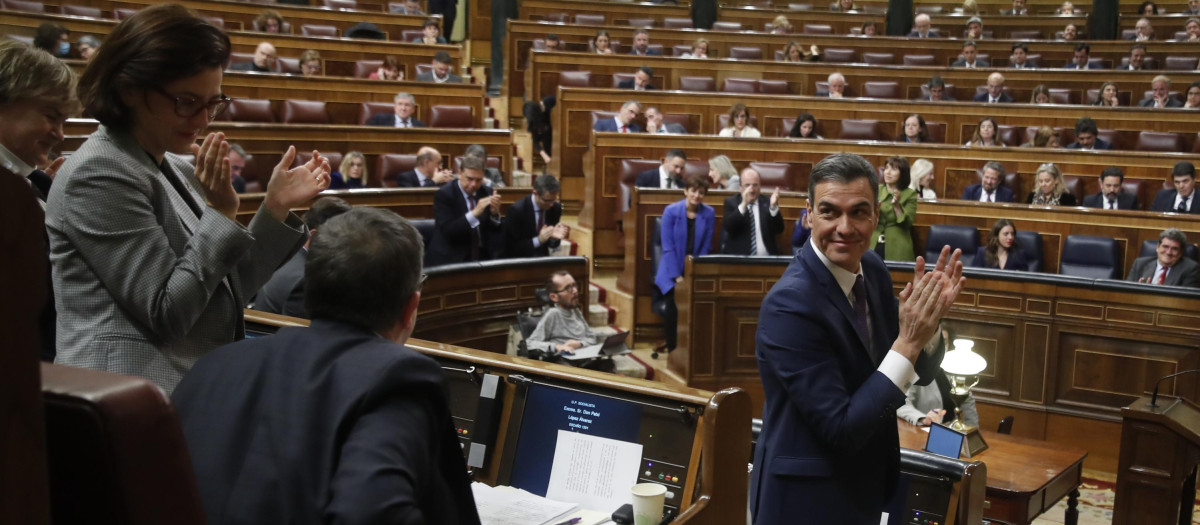 Pedro Sánchez y la bancada socialista