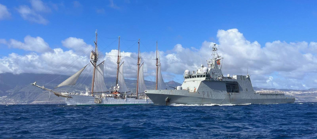 El buque escuela Juan Sebastián de Elcano navega junto al buque de acción marítica Meteoro en aguas de Canarias