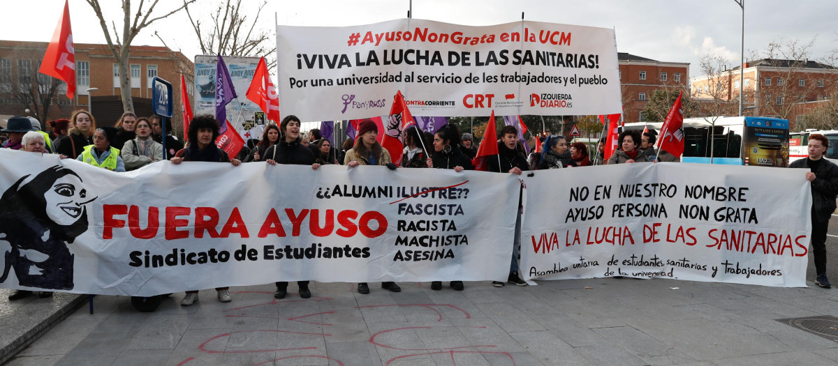 Protestas de sanitarios y estudiantes ante la facultad de Ciencias de la Información de Universidad Complutense (UCM), donde la presidenta de la Comunidad de Madrid, Isabel Díaz Ayuso, que cursó allí su carrera de periodismo, recibe este martes un reconocimiento como alumna ilustre, un homenaje que se produce entre medidas de seguridad ante el rechazo que ha despertado que le otorguen este premio