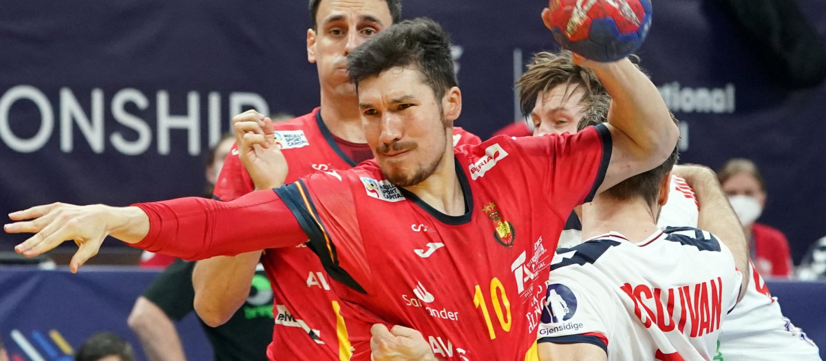 Alex Dujshebaev intenta zafarse de la defensa de Noruega