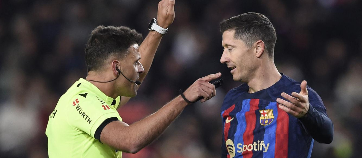 Gil Manzano y Lewandowski volvieron a verse las caras