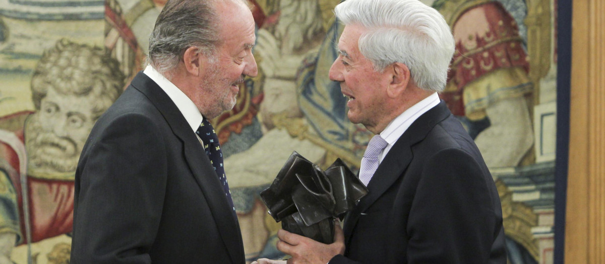 EL REY JUAN CARLOS I Y EL ESCRITOR MARIO VARGAS LLOSA DURANTE LA ENTREGA DEL PREMIO DON QUIJOTE DE LA MANCHA 2010
15/04/2010
MADRID