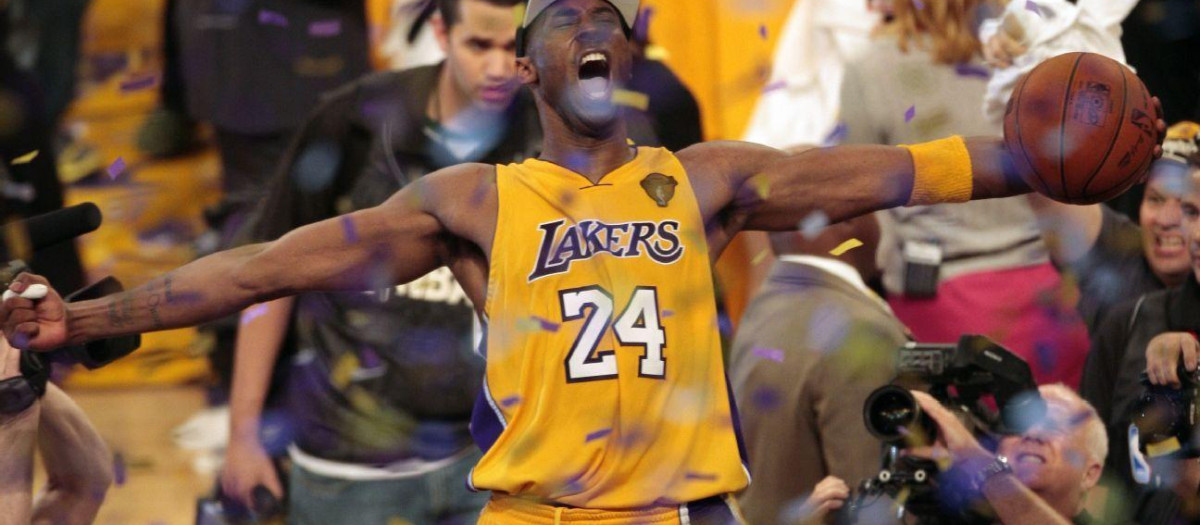 Kobe celebrando el anillo conseguido en 2009