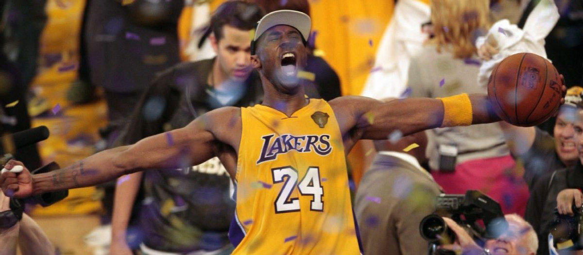 Kobe celebrando el anillo conseguido en 2009