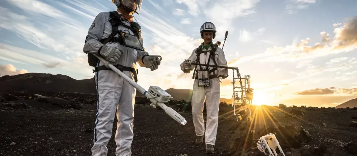 Dos técnicos de la Agencia Espacial Europea realizan un trabajo de campo en Lanzarote