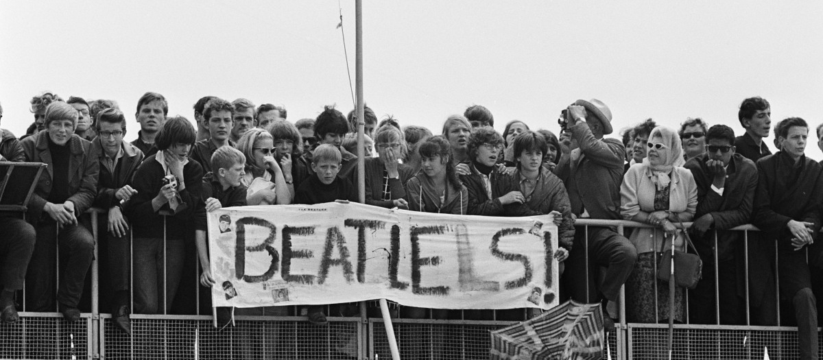 Seguidores de los Beatles recibiéndoles en su llegada a los Países Bajos, 1964