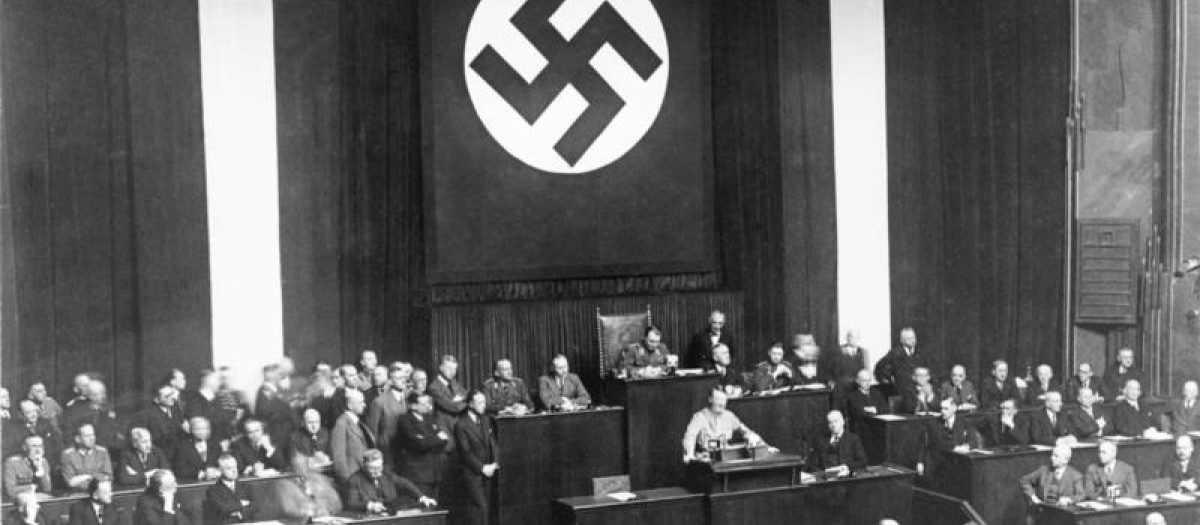 Adolf Hitler se dirige al Reichstag el 23 de marzo de 1933