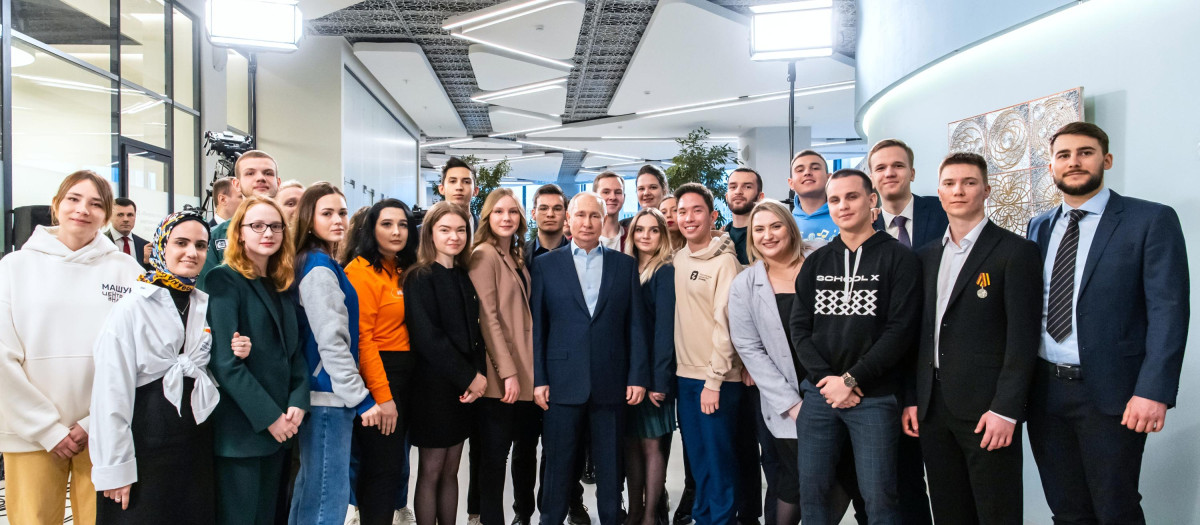 El presidente ruso Vladimir Putin se reúne con estudiantes durante su visita a la Universidad Estatal de Moscú