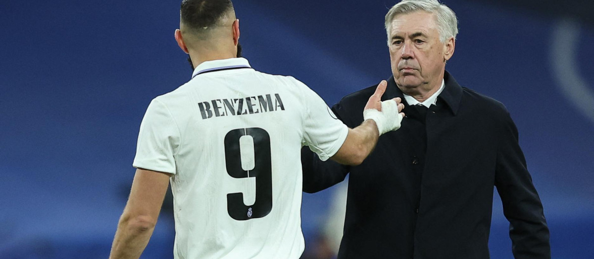 Ancelotti saluda a Benzema después de la victoria al Atlético en Copa