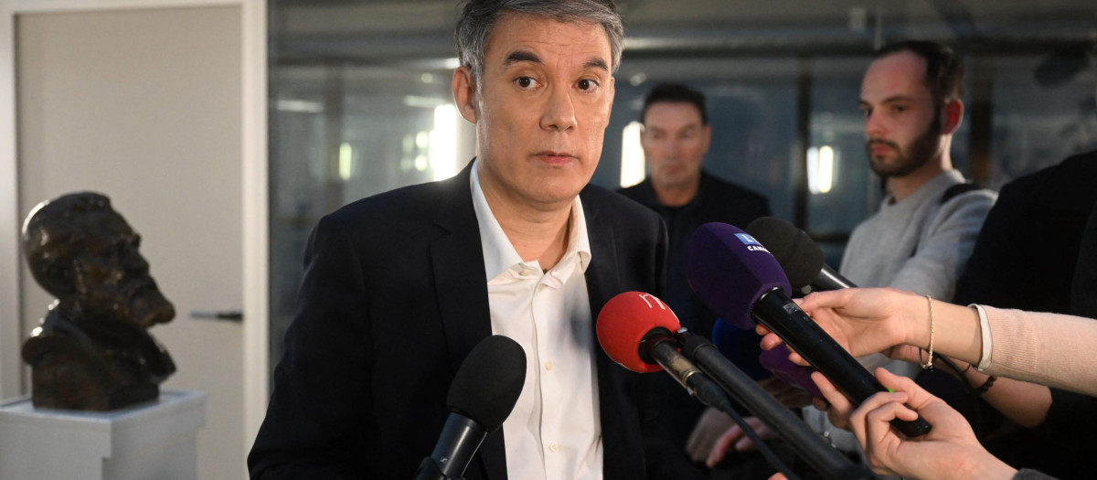 French left-wing Socialist Party's (PS) newly-reelected First Secretary and MP Olivier Faure talks to the press after a meeting with former candidates at the party's headquarters in Ivry-sur-Seine, South of Paris on January 23, 2023. - Outgoing first secretary Olivier Faure, who was reelected on January 20, 2023 at the head of the PS despite the challenges of his rival, Mayer-Rossignol, finds himself at the head of a party more divided than ever, which he will have to try to bring together. (Photo by Emmanuel DUNAND / AFP)