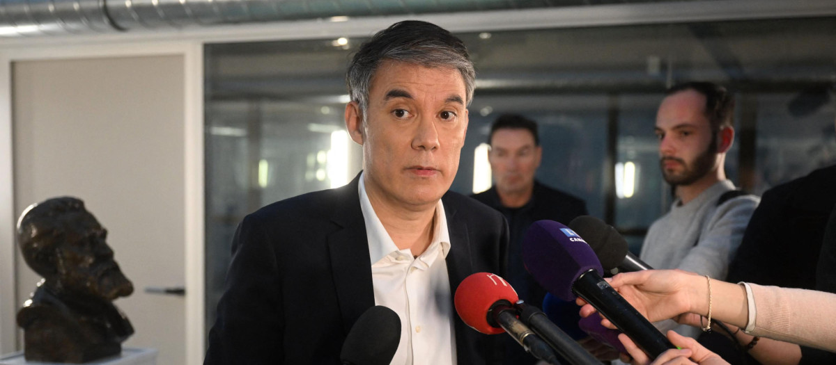 French left-wing Socialist Party's (PS) newly-reelected First Secretary and MP Olivier Faure talks to the press after a meeting with former candidates at the party's headquarters in Ivry-sur-Seine, South of Paris on January 23, 2023. - Outgoing first secretary Olivier Faure, who was reelected on January 20, 2023 at the head of the PS despite the challenges of his rival, Mayer-Rossignol, finds himself at the head of a party more divided than ever, which he will have to try to bring together. (Photo by Emmanuel DUNAND / AFP)