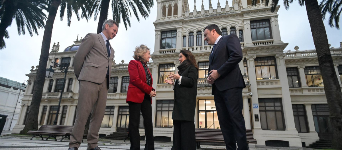 La ministra Nadia Calviño y la alcaldesa de A Coruña, Inés Rey, ante la futura sede de la Aesia
