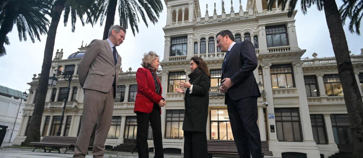 La ministra Nadia Calviño y la alcaldesa de A Coruña, Inés Rey, ante la futura sede de la Aesia