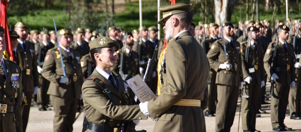 Cristina Torrado recibe el reconocimiento como mejor alumna de su promoción