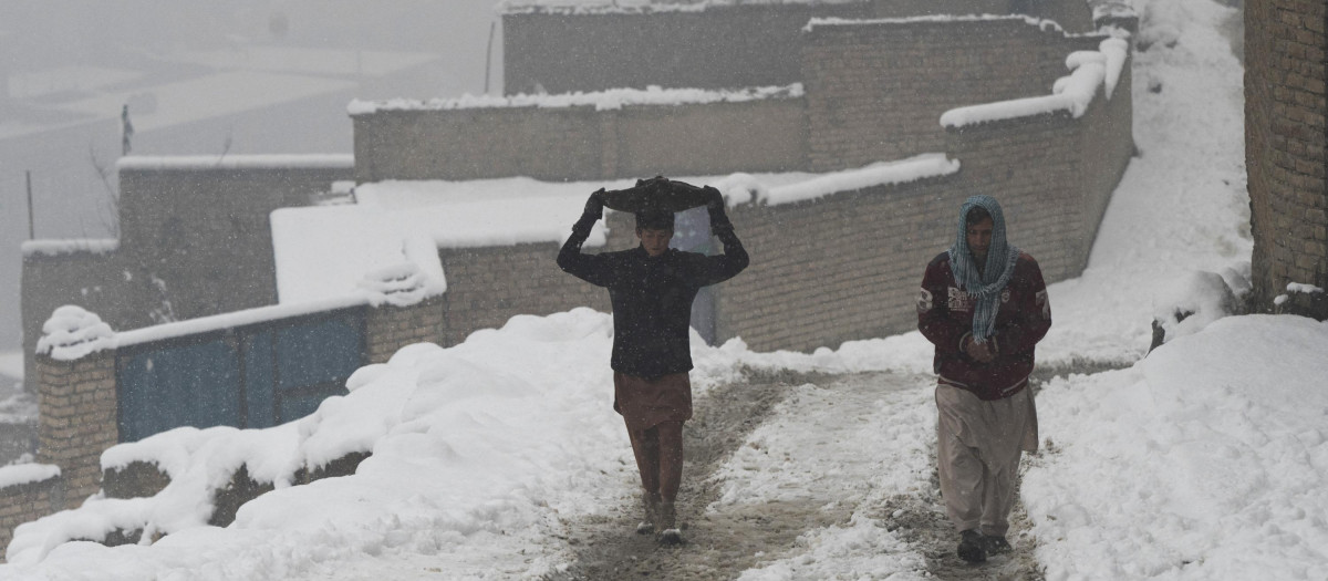 La nieve colapsa Kabul, capital de Afganistán