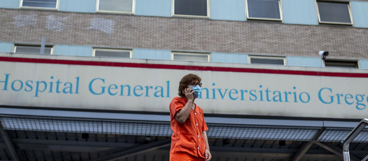 Una sanitaria a las puertas del Hospital General Universitario Gregorio Marañón de Madrid