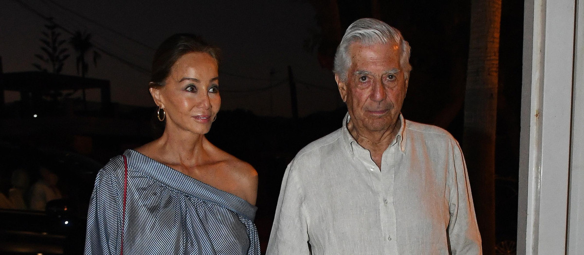 Isabel Preysler y Mario Vargas Llosa por las calles de Marbella.
01/09/2019
En la foto paseando de la mano
