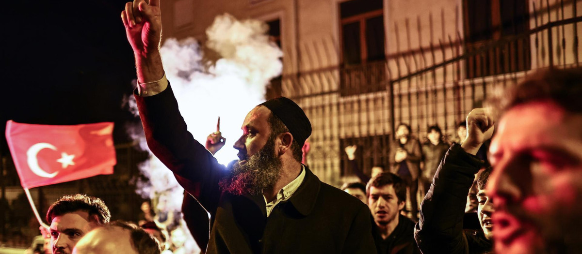 Manifestantes gritan consignas durante una protesta frente al Consulado General de Suecia, en Estambul, Turquía